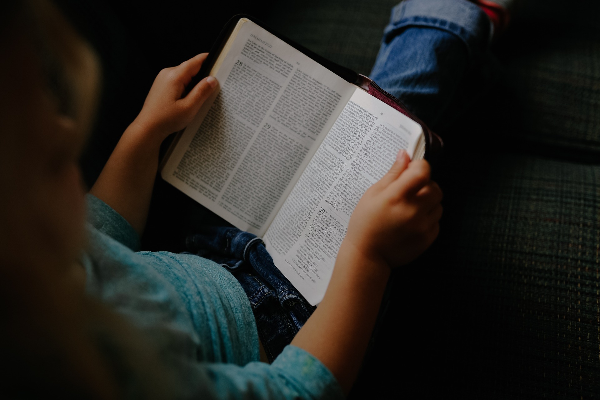 Bibel lesen Pixabay_StockSnap kid-2603859_1920